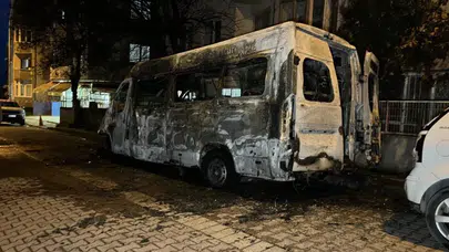 Park halindeki servis aracı alev topuna döndü