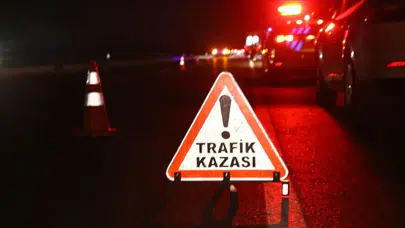 Mersin'de kırmızı ışık dehşeti : Hafif ticari ile motosiklet çarpıştı , 3 yaralı