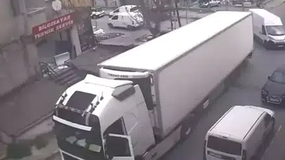 Beylikdüzü’nde korkutan kaza : El freni çekilmeyen tır minibüse çarptı