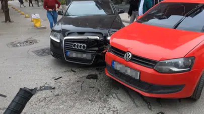 Eskişehir'de iki otomobil çarpıştı