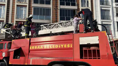 Tokat'ta ev yangını : Anne ve 2 çocuğu balkondan tahliye edildi