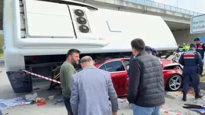 Halk otobüsü otomobilin üzerine devrildi: 46 yaralı