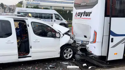 Maltepe D-100'de feci kaza : Çilek yüklü araç servis minibüsüne arkadan çarptı
