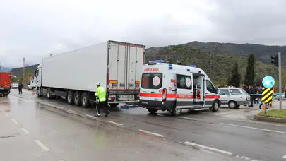 Amasya'da otomobil ve tır çarpıştı : 10 aylık bebek öldü, 4 kişi yaralandı