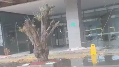 Batman'da sağanak yağış nedeniyle AVM girişinde tavan çöktü