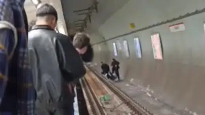 Kadıköy metrosunda intihar girişimi : Vatandaşlar raylara atlayarak faciayı önledi