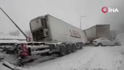 Bitlis'te zincirleme kaza : 4 tır ve 2 otomobil çarpıştı, 5 kişi yaralandı