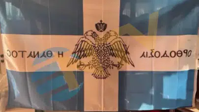 Ayasofya Camii'de 2 turist 'Ya Ortodoks ol ya da öl' bayrağı açtı