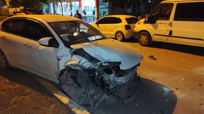 Antalya’da alkollü sürücü dehşeti : Park halindeki araçları hurdaya çevirdi