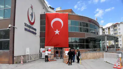 Van'dan İran'a tıbbi yardım : 6 tır malzeme yola çıktı