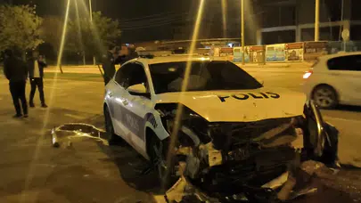 Antalya’da film sahnelerini aratmayan kaçış : Polis otosuna çarpıp patlak lastiklerle kayıplara karıştı!