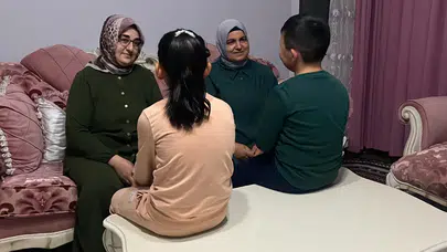 8 yaşındaki çocukları sınıfa giren veliler darp etti
