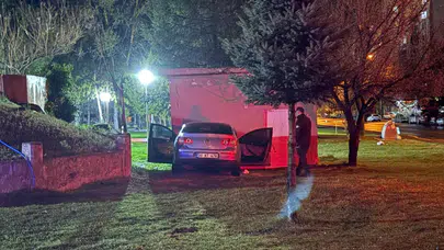 Kayseri'de kaza : Araç depo duvarına çarptı