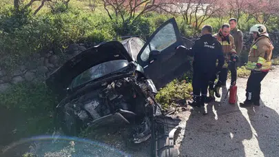Hatay Yayladağı'nda feci kaza : Otomobil bahçe duvarına çarparak hurdaya döndü
