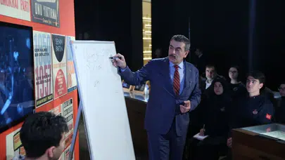 Bakan Tekin'den öğrencilere demokrasi dersi