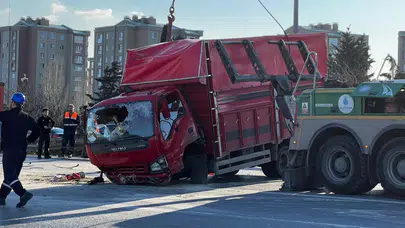 Esenler'de feci kaza : Otomobil kamyona çarptı, 6 kişi yaralandı