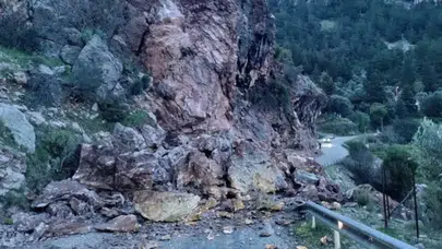 Fethiye'de yamaçtan kaya parçaları düştü : Kara yolu ulaşıma kapandı