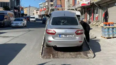 Avcılar'da çocuk sürücü dehşet saçtı : Bir çocuğa ve park halindeki araçlara çarptı