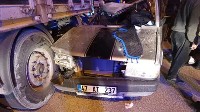 Kontrolden çıkan otomobil faciaya yol açtı ! Tıra çarpan araçta 5 kişi yaralandı