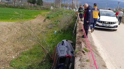 Bursa’da zincirleme kaza : 3 araç çarpıştı, biri dereye uçtu! 4 yaralı