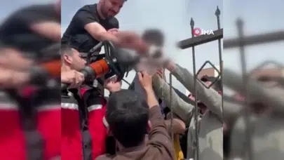 Demir korkuluk, çocuğun koluna saplandı