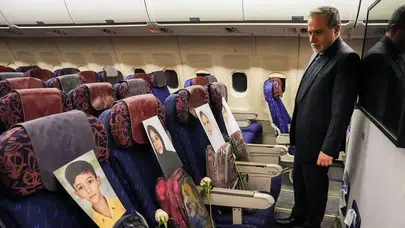Pakistan'a giden İran heyetinin uçağına, Minab'daki saldırısında ölen çocukların fotoğrafları konuldu