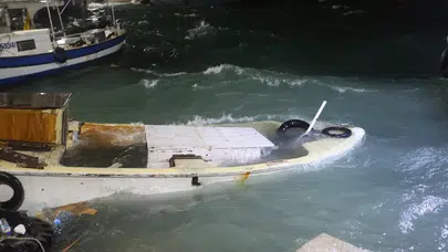 Hatay'da şiddetli fırtına etkili oldu : 7 tekne battı, çatılar uçtu