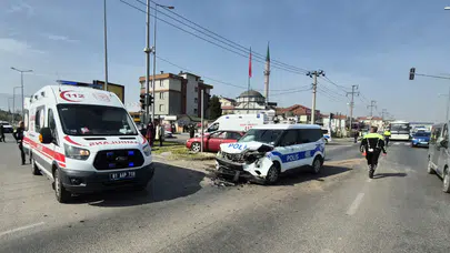Düzce’de polis aracı ile otomobil çarpıştı : 2’si polis 6 yaralı