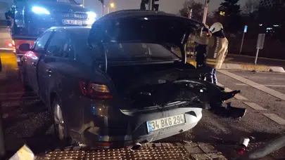 Kartal'da iki otomobil çarpıştı : 2 kişi yaralandı