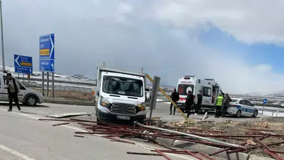 Van'da otomobil ile kamyonet çarpıştı : 2 yaralı