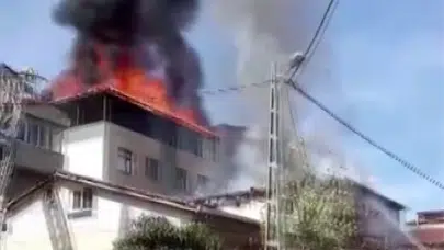Sultanbeyli’de çatı tadilatı yangına neden oldu : Alevler yan binaya sıçradı
