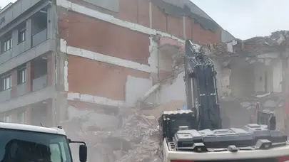 Üsküdar’da kentsel dönüşüm yıkımı faciaya dönüştü: Kepçe yan binanın duvarını yıktı