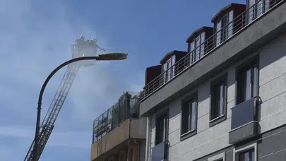 Üsküdar’da 5 katlı binanın çatısında yangın çıktı
