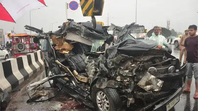 Hindistan'daki zincirleme kazada 13 ölü , çok sayıda yaralı var