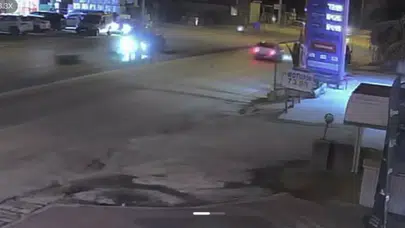 Hatay'da otomobille motosiklet çarpıştı : 2 kişi metrelerce havaya uçtu