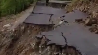 Sinop Ayancık’ta heyelan : Grup yolu ulaşıma kapandı