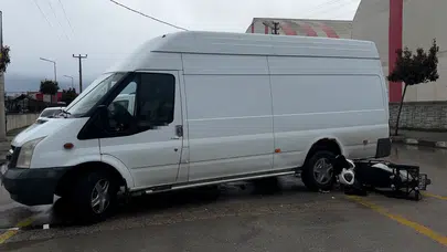 Bolu'da kavşakta minibüs ile motosiklet çarpıştı : 1 yaralı