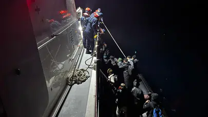 İzmir Urla açıklarında lastik botta 21 göçmen yakalandı