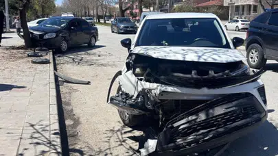 Erzincan'da iki araç çarpıştı : 3'ü çocuk 6 yaralı