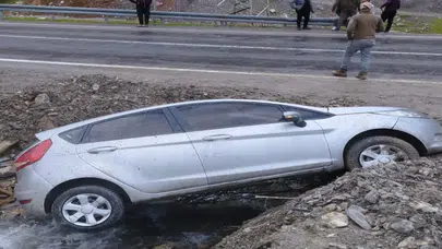 Hakkari'de otomobil kanala uçtu : 2 kişi yaralandı