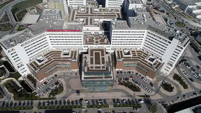 Adana'da bir adam toplu taşıma aracından düşüp, yaralandı