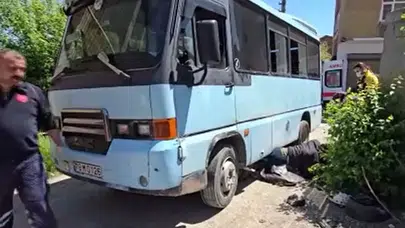 Karabük'te ekipler seferber oldu : Motosiklet sürücüsü minibüsün altında kaldı
