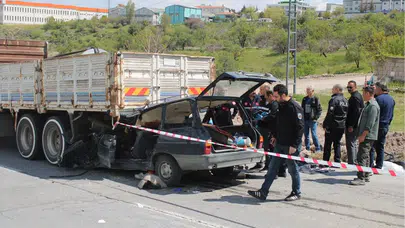 Kayseri kamyonun altına giren otomobilde anne öldü , oğlu yaralandı