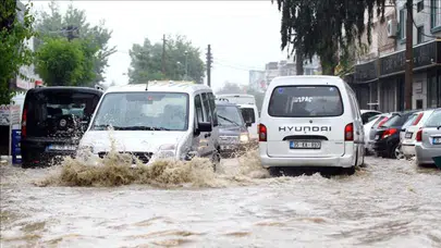 Bolu’da sağanak ve dolu yağışı hayatı durdurdu : Alt geçit ve yollar göle döndü