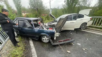 Afyonkarahisar’da otomobiller kafa kafaya çarpıştı : 4 kişi yaralandı