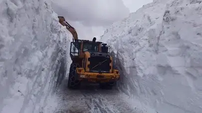 Hakkari Yüksekova'da 6 metrelik kar kütleleri arasında iş makineleri kayboldu