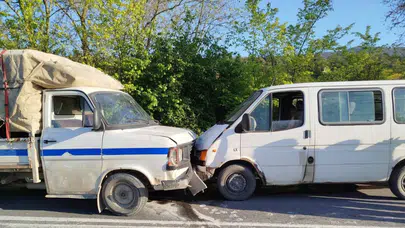 Bilecik'te kaza : 2 araç kafa kafaya çarpıştı