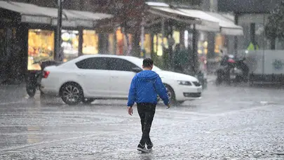 Edirne'de sağanak yağış : Cadde ve sokaklarda sular birikti