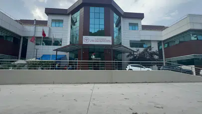 İzmir’de kamuda çalışan diş hekimi 'özel tedavi' vaadiyle haksız kazançtan tutuklandı
