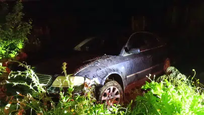 Bursa'da otomobil tarlaya uçtu : Sürücü, aracı bırakıp kaçtı